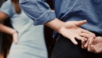 Sipas një detektiveje private, meshkujt që tradhtojnë bëjnë shpesh këtë veprim të çuditshëm