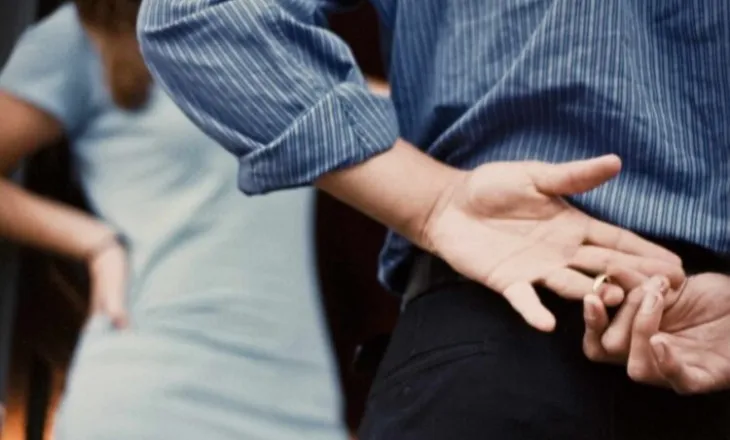 Sipas një detektiveje private, meshkujt që tradhtojnë bëjnë shpesh këtë veprim të çuditshëm