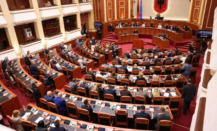 Sjellja ndryshe e PS në Kuvend, pranon propozimet e PD për draft rezolutën për anëtarësimin në BE, Balla i jep një minutë më shumë Berishës nga koha e shumicës