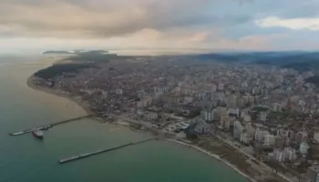 Skafi me flamur anglez mbërrin në porti e Vlorës, dy shtetas kroatë dërgohen në spital