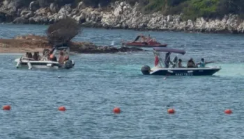Skafi u afrohet pushuesve në Ksamil, drejtuesi i mjetit lundrues nuk i bindet as Policisë Kufitare