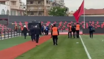 Skandal pas Flamurtari-Teuta/ Sulmohet arbitri Hamiti, detyrohet të dalë me furgon policie nga Vlora