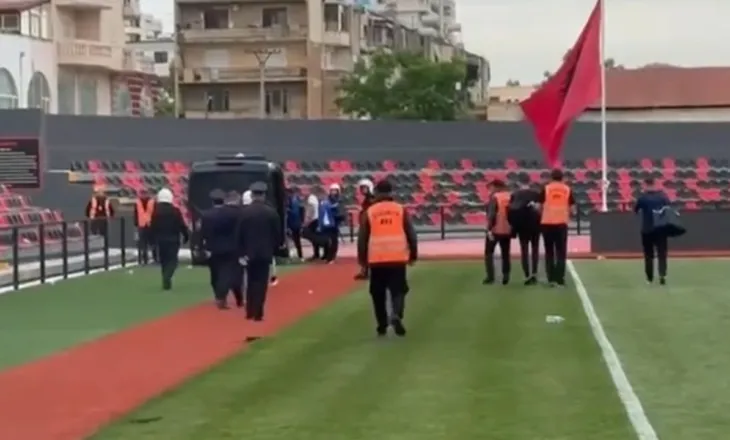 Skandal pas Flamurtari-Teuta/ Sulmohet arbitri Hamiti, detyrohet të dalë me furgon policie nga Vlora