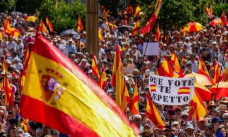 Skandalet e korrupsionit, 80 mijë spanjollë në protestë, kërkohet dorëheqja e kryeministrit Sanchez
