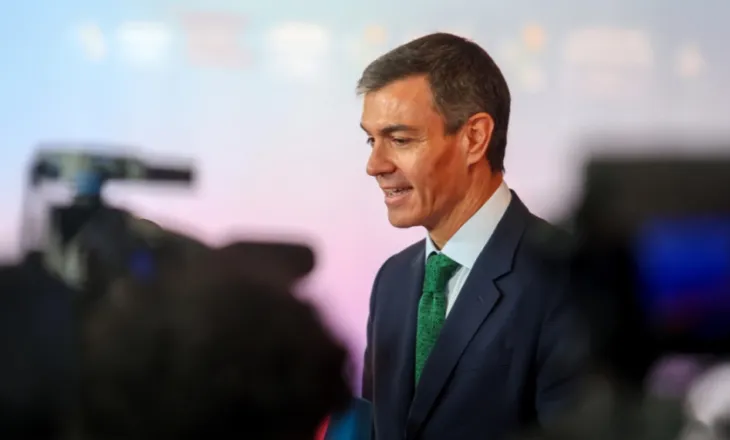 Skandalet tronditin qeverinë spanjolle, Sánchez përballet me krizën më të madhe politike, hetimet prekin aleatët dhe familjen