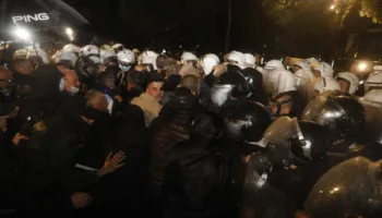 Skandali i policisë/ Arrestoi dhe 3 turistë si protestues