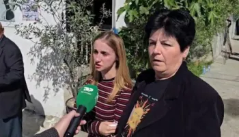 “S’kemi shtet”/ Sot u jepet lamtumira dy fëmijëve që vdiqën në aksident, banorët e Durrësit në lot: Dhimbje e madhe