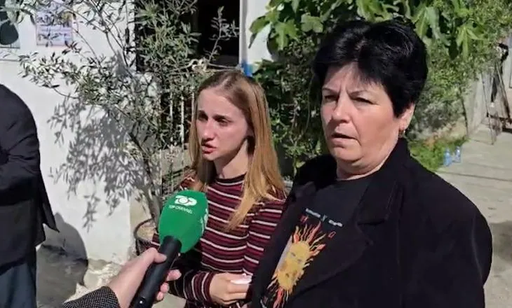 “S’kemi shtet”/ Sot u jepet lamtumira dy fëmijëve që vdiqën në aksident, banorët e Durrësit në lot: Dhimbje e madhe