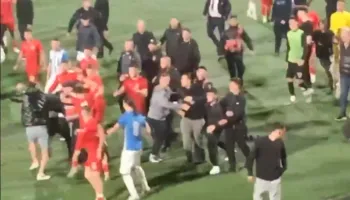 Skena të shëmtuara dhune në derbin Partizani–Tirana U-18, finalja mbyllet me përleshje