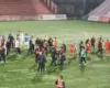 Skena të turpshme në derbin e të rinjve të kryeqytetit, fusha kthehet në një arenë masive dhune