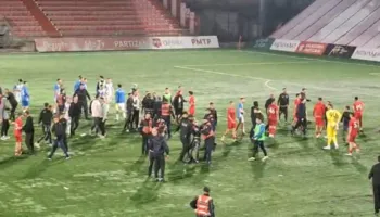 Skena të turpshme në derbin e të rinjve të kryeqytetit, fusha kthehet në një arenë masive dhune