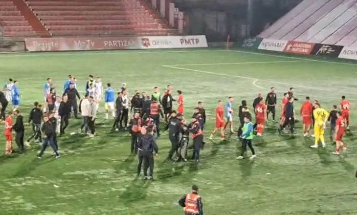 Skena të turpshme në derbin e të rinjve të kryeqytetit, fusha kthehet në një arenë masive dhune