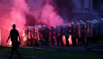 S’ndalen protestat në Beograd, përleshen me policinë kërkojnë largimin e Vuçiç (shikoni pamjet)