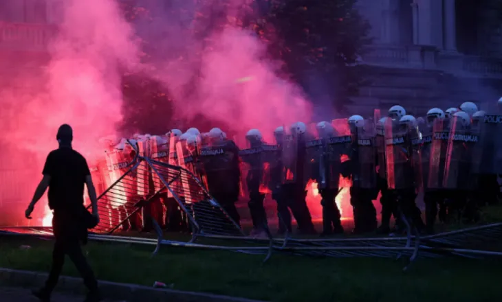 S’ndalen protestat në Beograd, përleshen me policinë kërkojnë largimin e Vuçiç (shikoni pamjet)