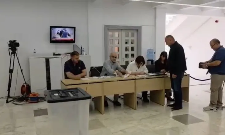 Sot zgjedhjet në PD/ Nis procesi i votimit, Berisha në garë i vetëm