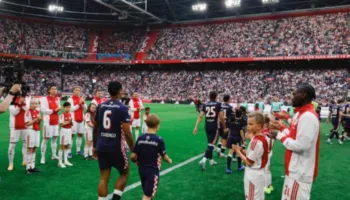 Spektakël në Amsterdam, por “De Topper” i fundit për këtë sezon mbyllet në “paqe” (video)
