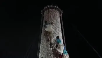 Spektakël në Hong Kong, ngjitje në një kullë 14 metra të lartë të bërë me simite