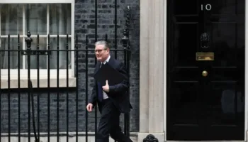 Starmer në prag të greminës? Kryeministri britanik përballet me revoltë në parti, rreth 80 deputetë laburistë kërkojnë dorëheqjen e tij
