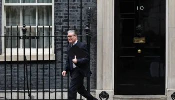 Starmer në prag të “greminës”, ministrja e tij jep dorëheqjen, 80 deputetë laburistë kërkojnë largimin e kryeministrit