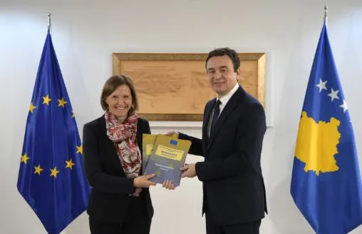 “Statusi kandidat duhet të fitohet”/ Ambasadorja e BE mesazh Kurtit: Punoni për demokraci të qëndrueshme!