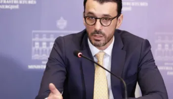 “Subvencionimin me 50 lekë për litër”, Karakaçi: Do të ulemi sërish me Shoqatën e Transportit, do të shohim ç’ndodh me bursat