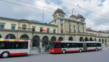 Sulm me thikë në një stacion hekurudhor në Zvicër, tre persona të plagosur/ Dëshmitarët: Autori bërtiti Allahu Akbar