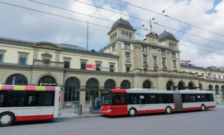 Sulm me thikë në një stacion hekurudhor në Zvicër, tre persona të plagosur/ Dëshmitarët: Autori bërtiti Allahu Akbar