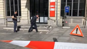 Sulm me thikë në një stacion treni në Zvicër, plagosen tre persona, dëshmitarët: Autori po bërtiste ‘Allahu Ekber”