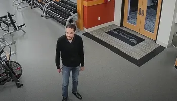 Sulmi në darkën e Trump për gazetarët, dalin pamjet e reja kur autori i kalon…