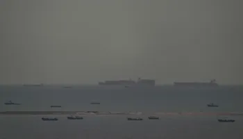 Sulmohet një anije që transportonte mallra me shumicë në brigjet iraniane