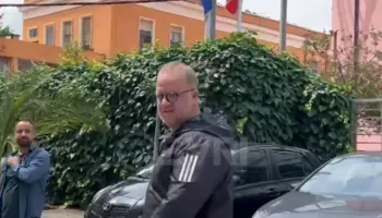 SYRI TV/ Agron Tare kërcënon gazetarin e Syri TV: Mos filmo se do e shohim më pas
