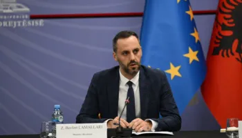 “Ta gëzosh!”/ Hyri në perimetrin e sigurisë dhe rrezikoi pushuesit, reagon Lamallari: Provoje përsëri të bësh aventura