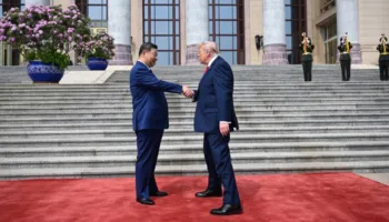 Takimi historik Trump–Xi në Pekin! Paralajmërimi për Tajvanin, ceremonia madhështore dhe mesazhet për botën