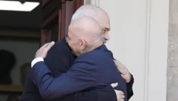 Takimi me Denidas, Rama: Mik i çmuar, udhëtim të mbarë dhe të sigurt për në shtëpi