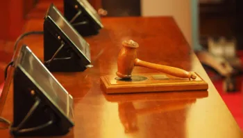 Taktika ekstraligjore: Mungesat e avokatëve fusin në ngërç Gjykatën e Posaçme
