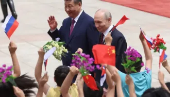 Tapet i kuq për Putinin në Pekin/ Rusia kërkon forcimin e aleancës me Kinën, Xi sulmon “hegjemoninë unilaterale”