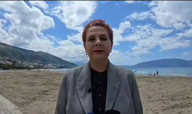 Tarifa 700 lekë për çadrat në Vlorë, kryetarja e Bashkisë: Është limit për privatin, plazhet publike janë falas