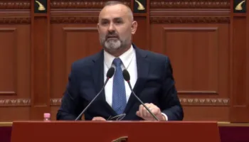 “Të kërkoj ndjesë që të ula gradat”, Manja i përgjigjet me ironi Peleshit: Dominoi cinizmi yt me mikrofon. Kreu i Kuvendit: Fjalët e tua do t’i studioj, sjelljen s’e ndryshoj
