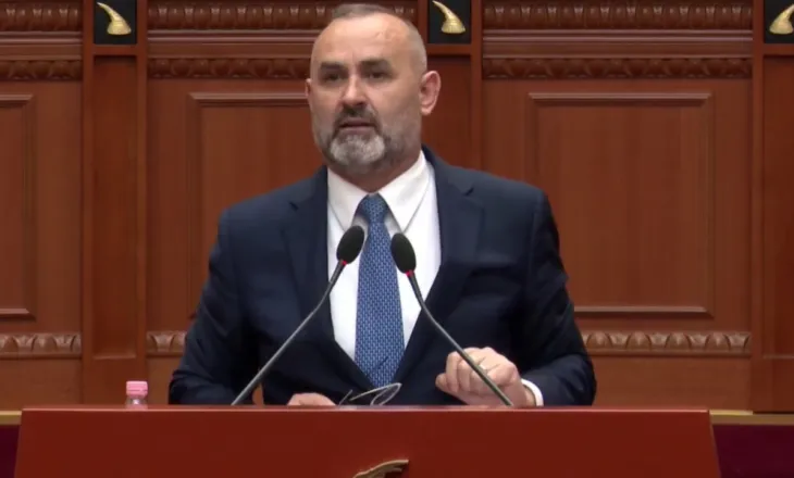 “Të kërkoj ndjesë që të ula gradat”, Manja i përgjigjet me ironi Peleshit: Dominoi cinizmi yt me mikrofon. Kreu i Kuvendit: Fjalët e tua do t’i studioj, sjelljen s’e ndryshoj