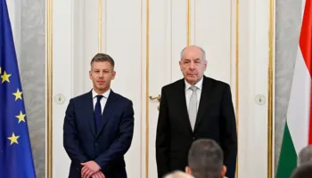 Tensione në Budapest, presidenti sfidon kërkesën e kryeministrit të ri: Nuk e jap dorëheqjen!