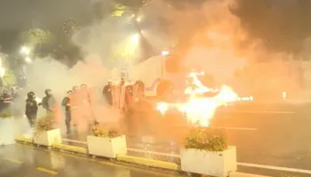 Tensione në protestën e opozitës në Tiranë, përplasje me molotov dhe ujë