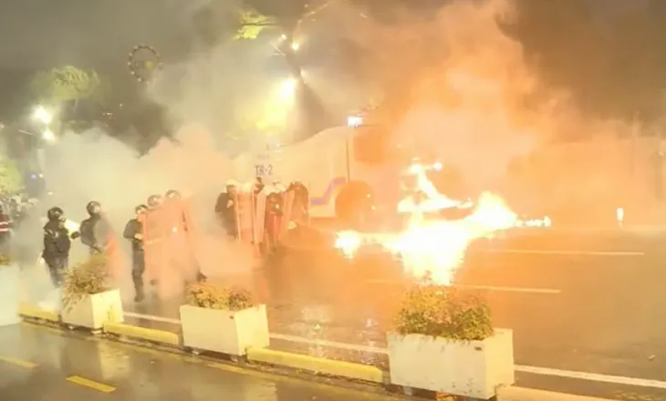 Tensione në protestën e opozitës në Tiranë, përplasje me molotov dhe ujë