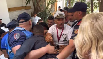 Tensione në Sarandë për vendet e mjeteve ujore, plas sherri në Këshillin Bashkiak