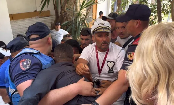 Tensione në Sarandë për vendet e mjeteve ujore, plas sherri në Këshillin Bashkiak