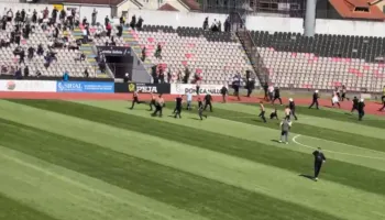 Tensione para dhe gjatë sfidës AF Elbasani-Tirana, dhunë edhe brenda stadiumit. Ndeshja ndalet dy herë
