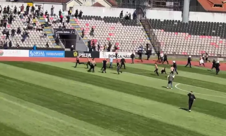 Tensione para dhe gjatë sfidës AF Elbasani-Tirana, dhunë edhe brenda stadiumit. Ndeshja ndalet dy herë