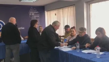 Tensionet gjatë votimit, shtyhen zgjedhjet për degën e PD-së në Korçë