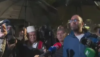 Tensionet në tubimin e PD-së, Bardhi përplaset me efektivët e policisë: Pse e provokoni protestën, është paqësore