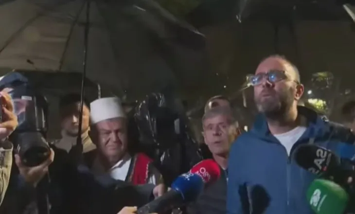 Tensionet në tubimin e PD-së, Bardhi përplaset me efektivët e policisë: Pse e provokoni protestën, është paqësore