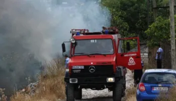 Tentojnë të djegin mbi 20 mjete të rënda në Akërni, shkrumbohet një fadromë. Policia në kërkim të autorëve